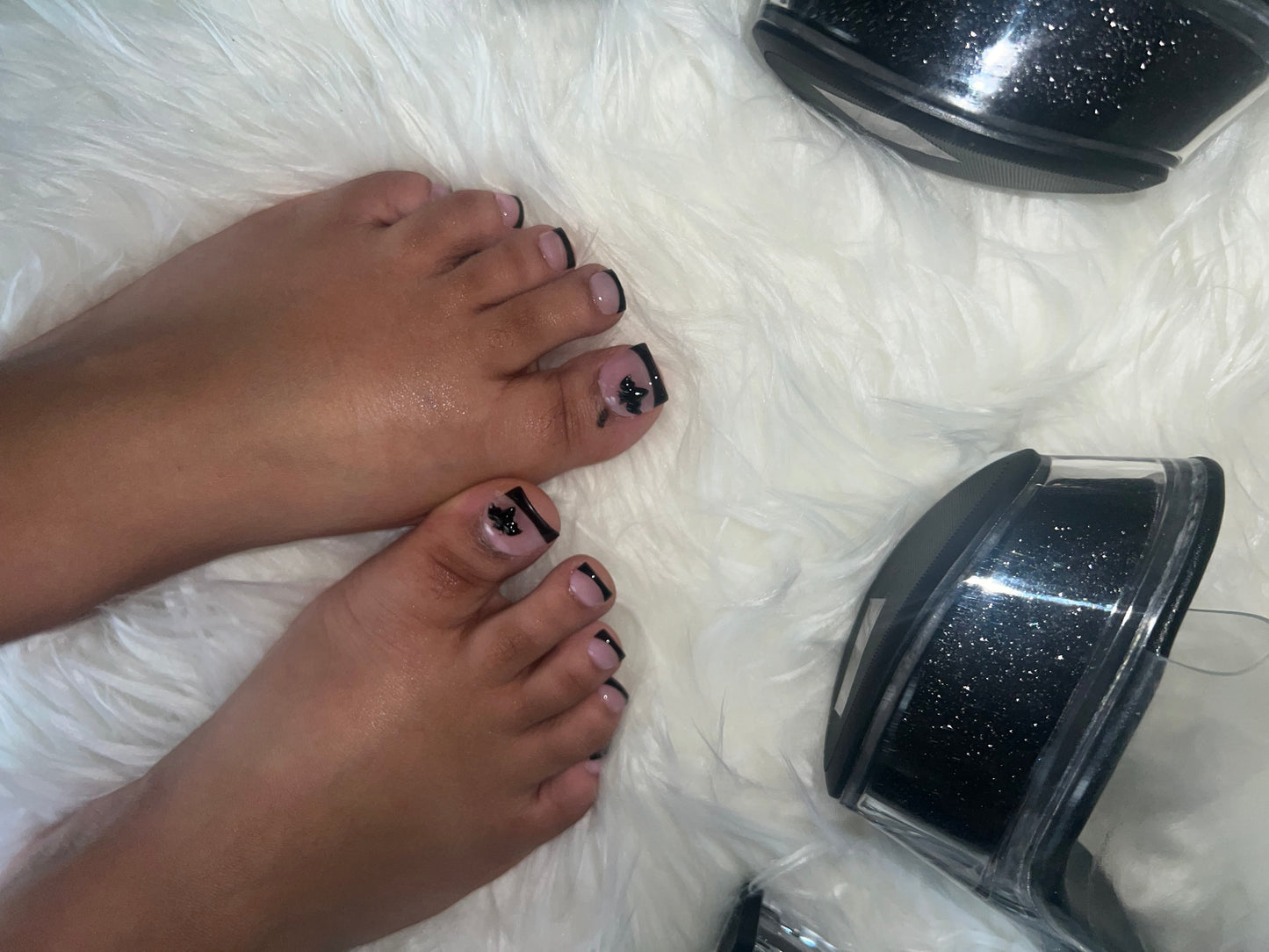 Black French tip Halloween toes (20+ pieces)